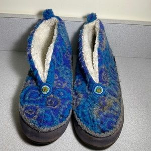 Acorn Women’s Blue Slippers, size 8-9